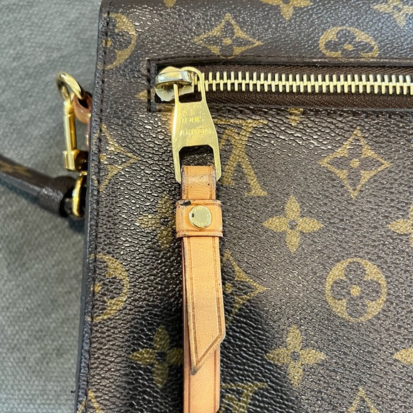 *SOLD* Louis Vuitton Pochette Metis Monogram - Picture 4 of 12